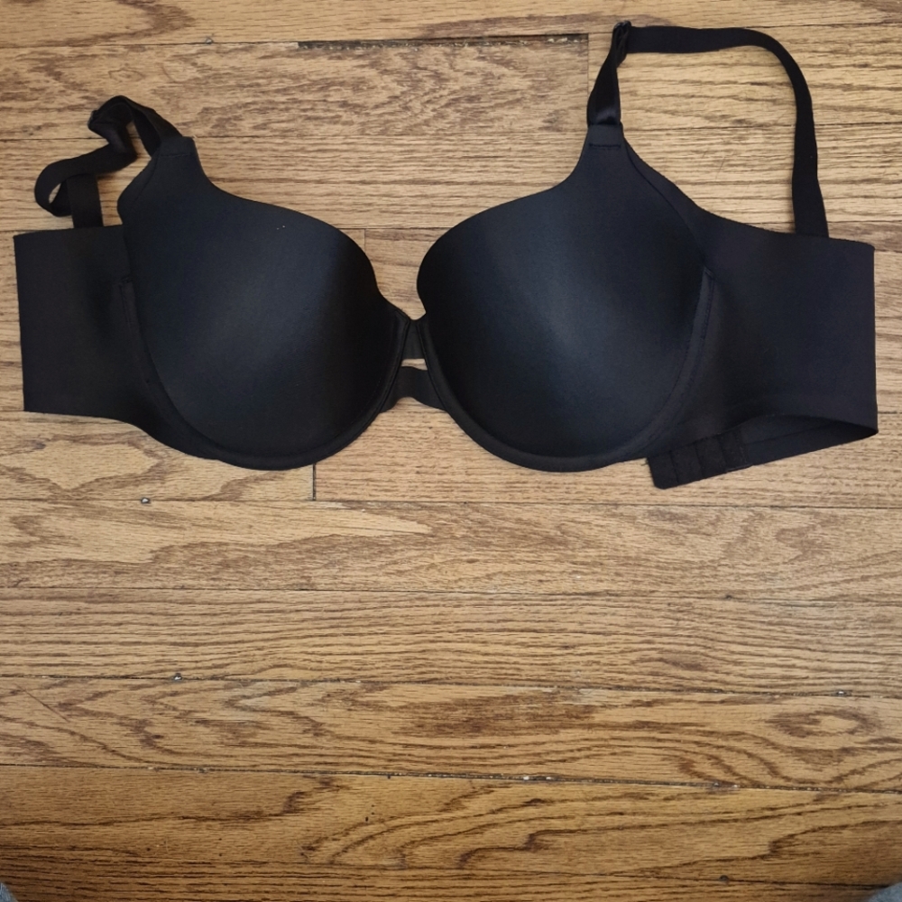 Warners Black Underwire 36D bra 2 Hook Molded Slight Padded Cups Small Cut Out